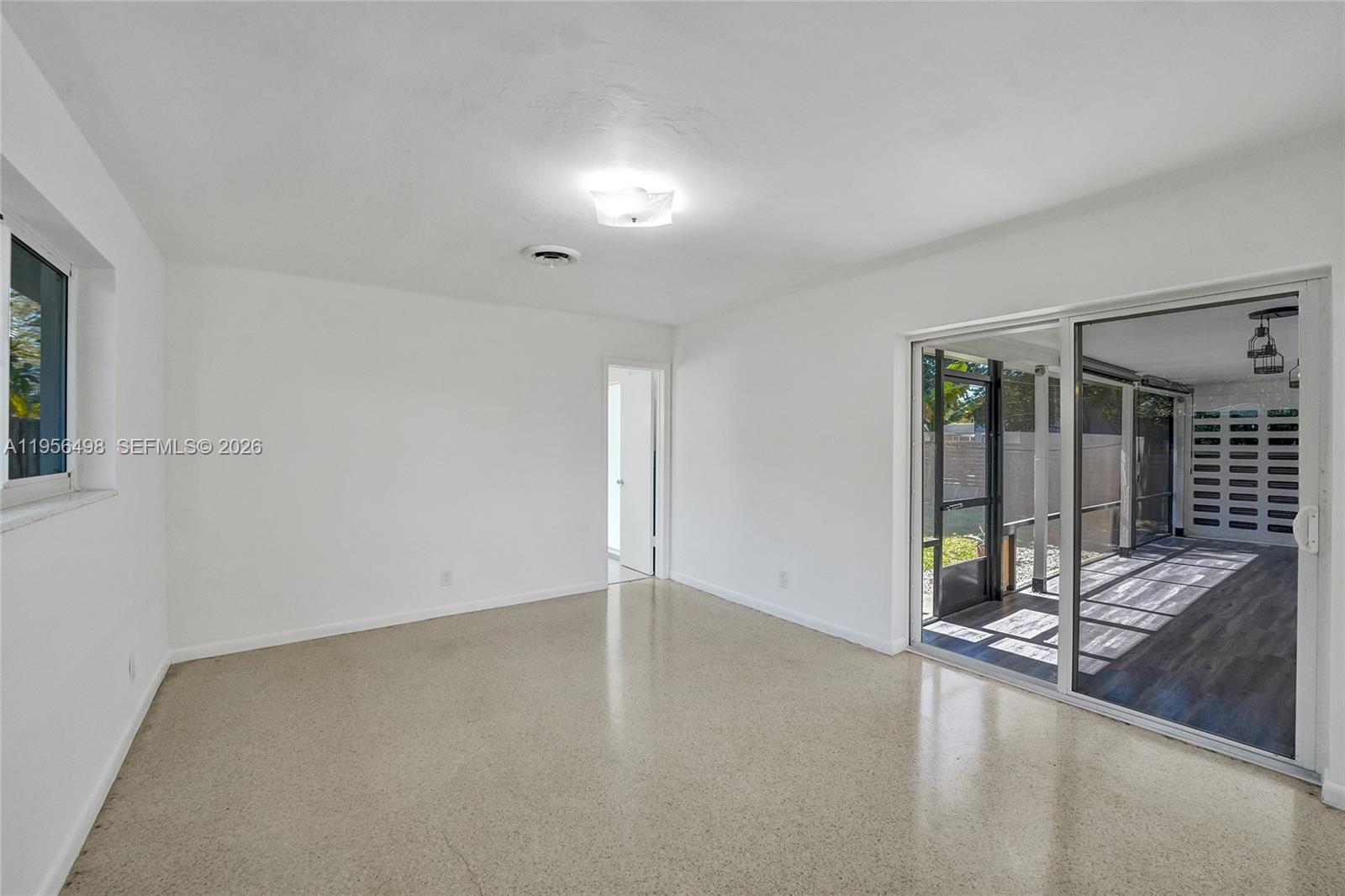 HOLLYWOOD HILLS - Residential