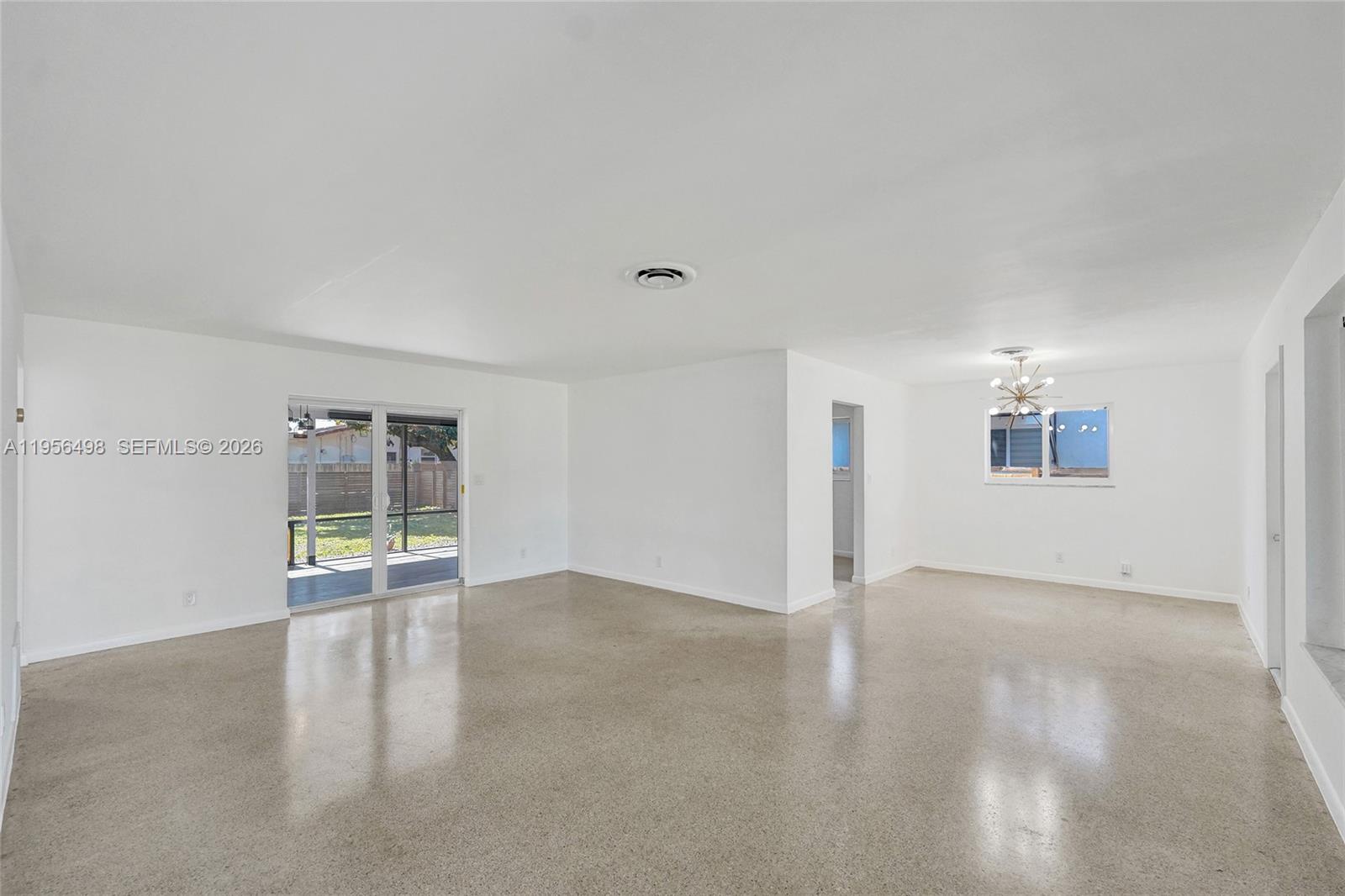 HOLLYWOOD HILLS - Residential