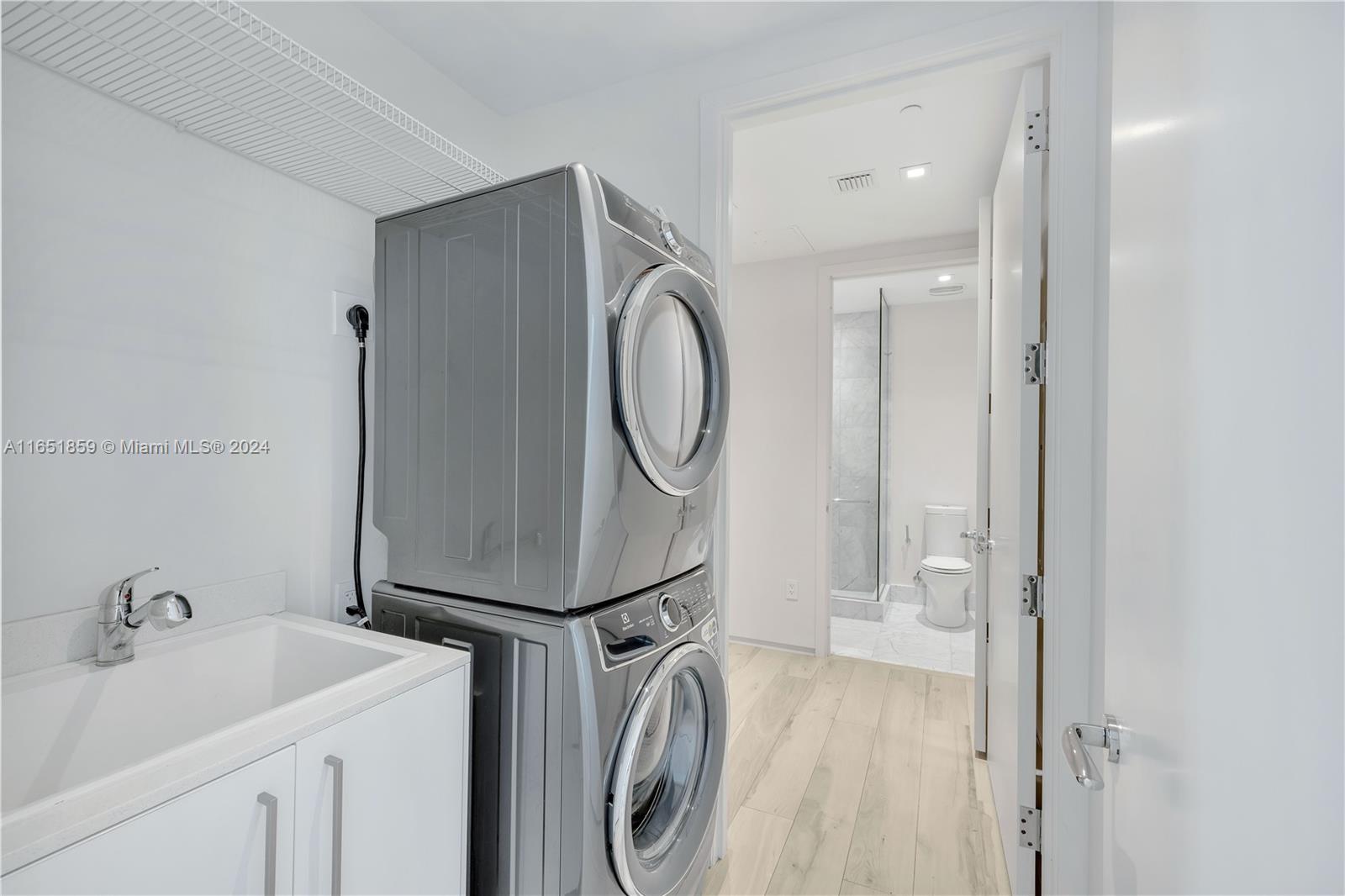 JADE SIGNATURE CONDO - Residential
