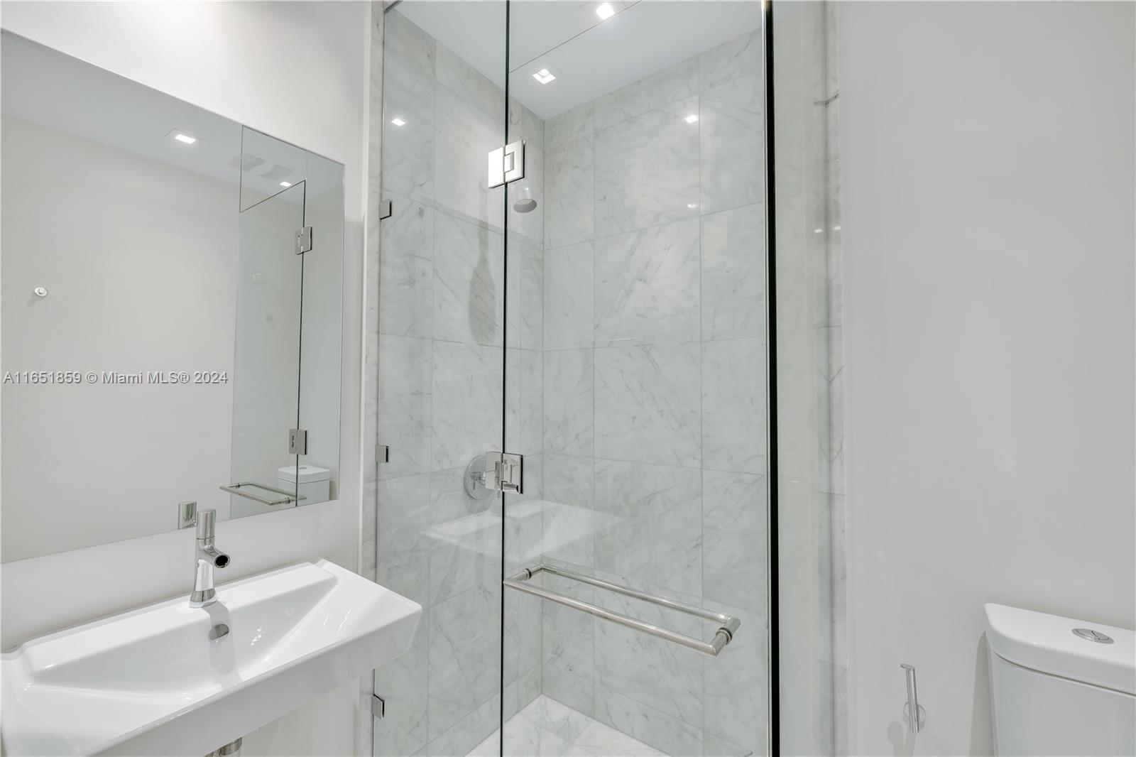 JADE SIGNATURE CONDO - Residential