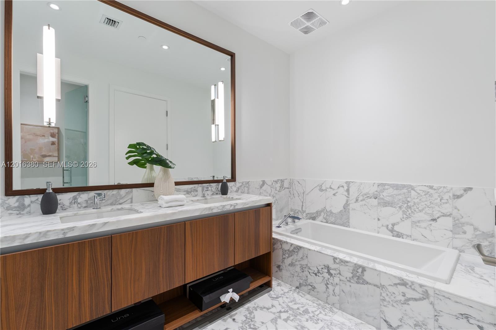 UNA Residences - Residential