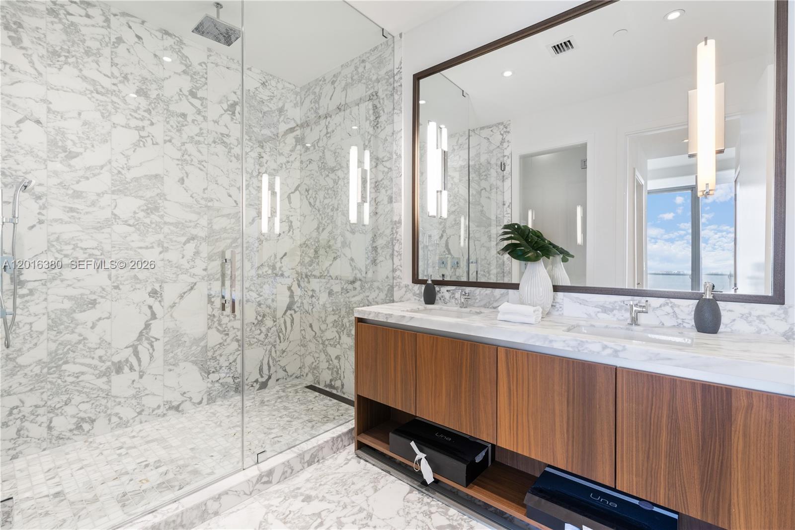 UNA Residences - Residential