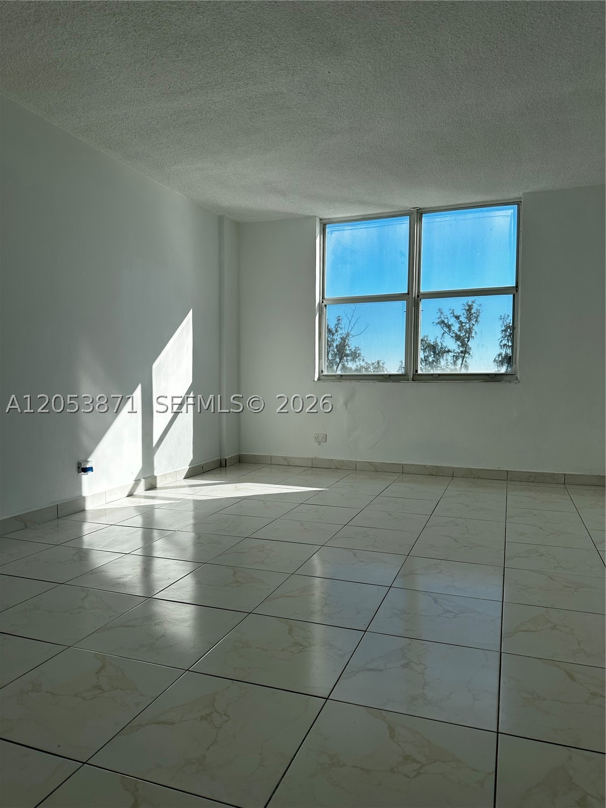 EASTERN SHORES WHITE HOUS - Residential