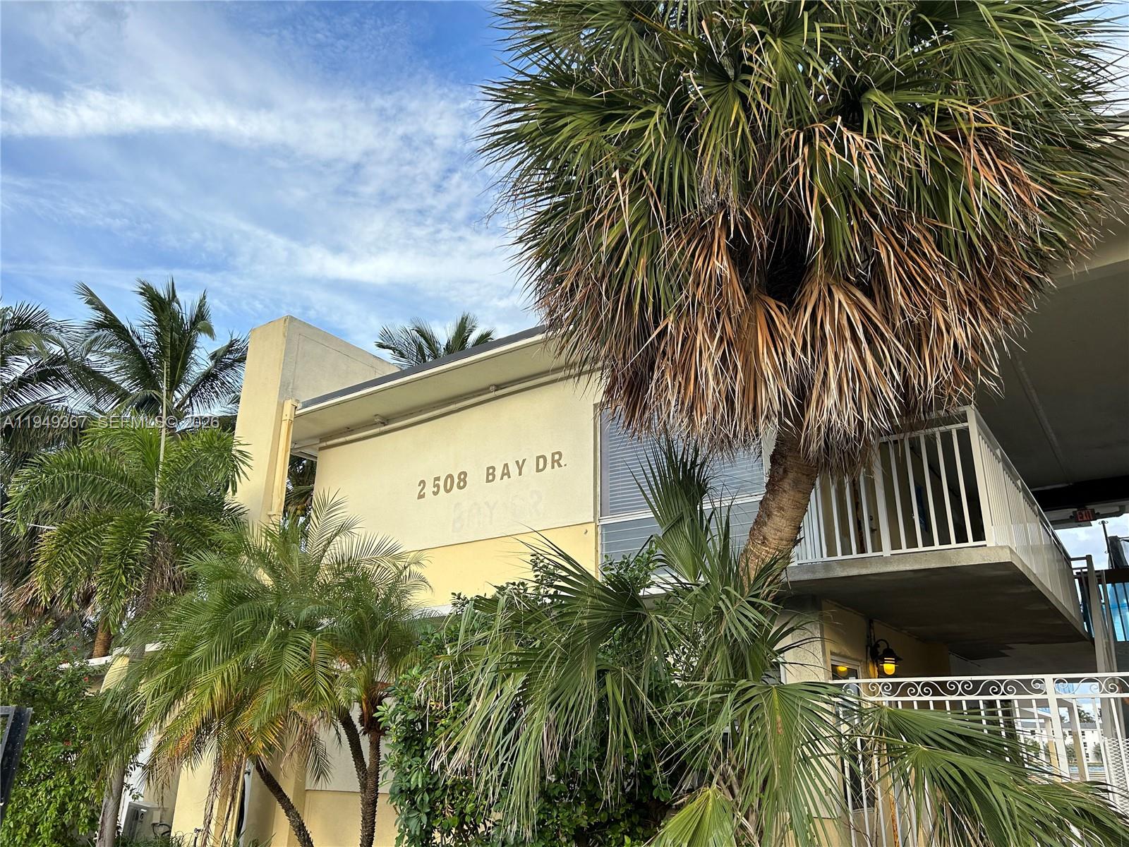 HILLSBORO SHORES EXECUTIV - Residential