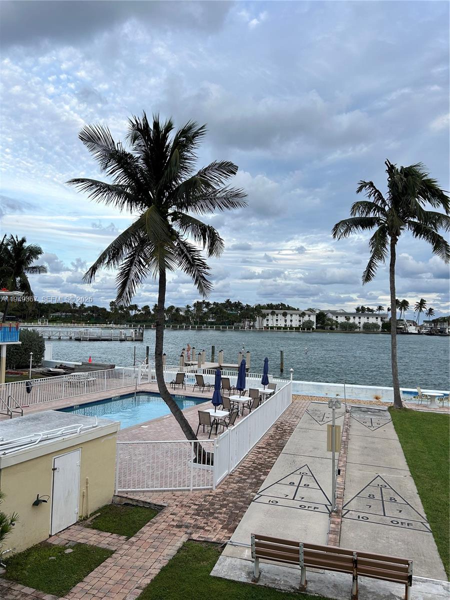 HILLSBORO SHORES EXECUTIV - Residential