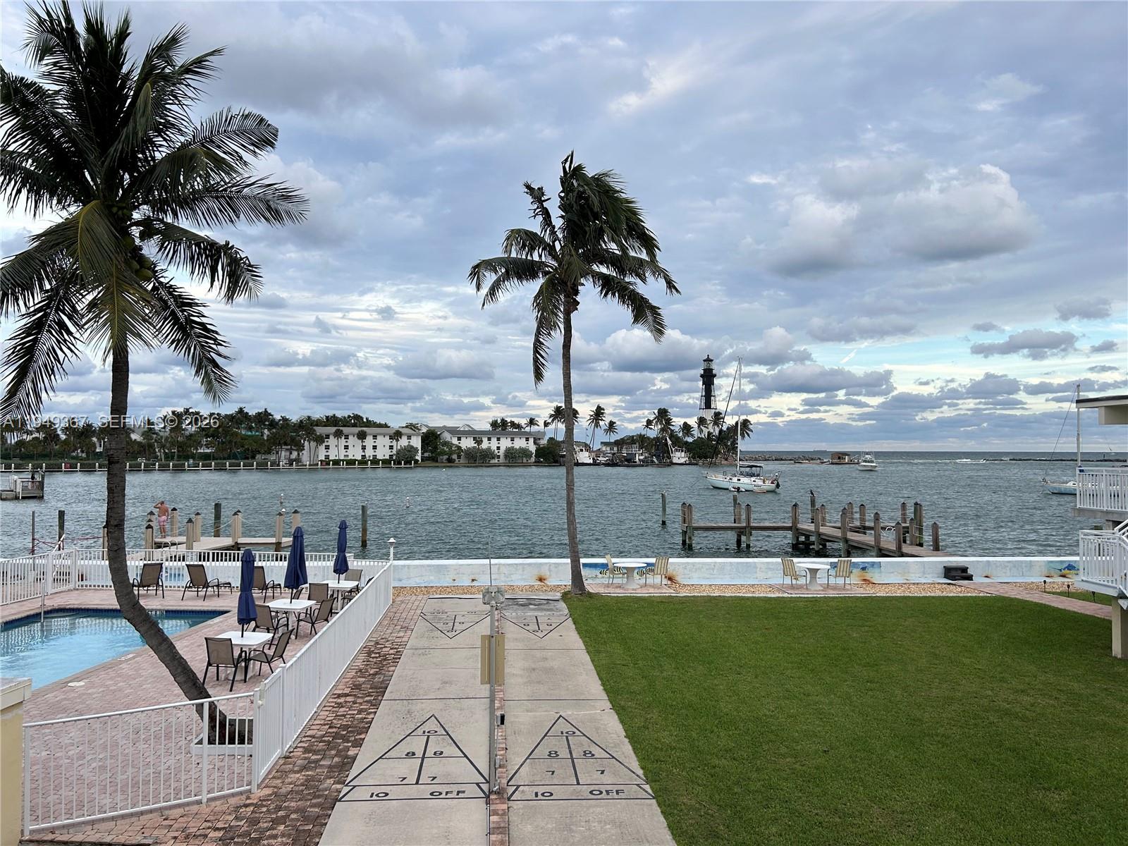 HILLSBORO SHORES EXECUTIV - Residential