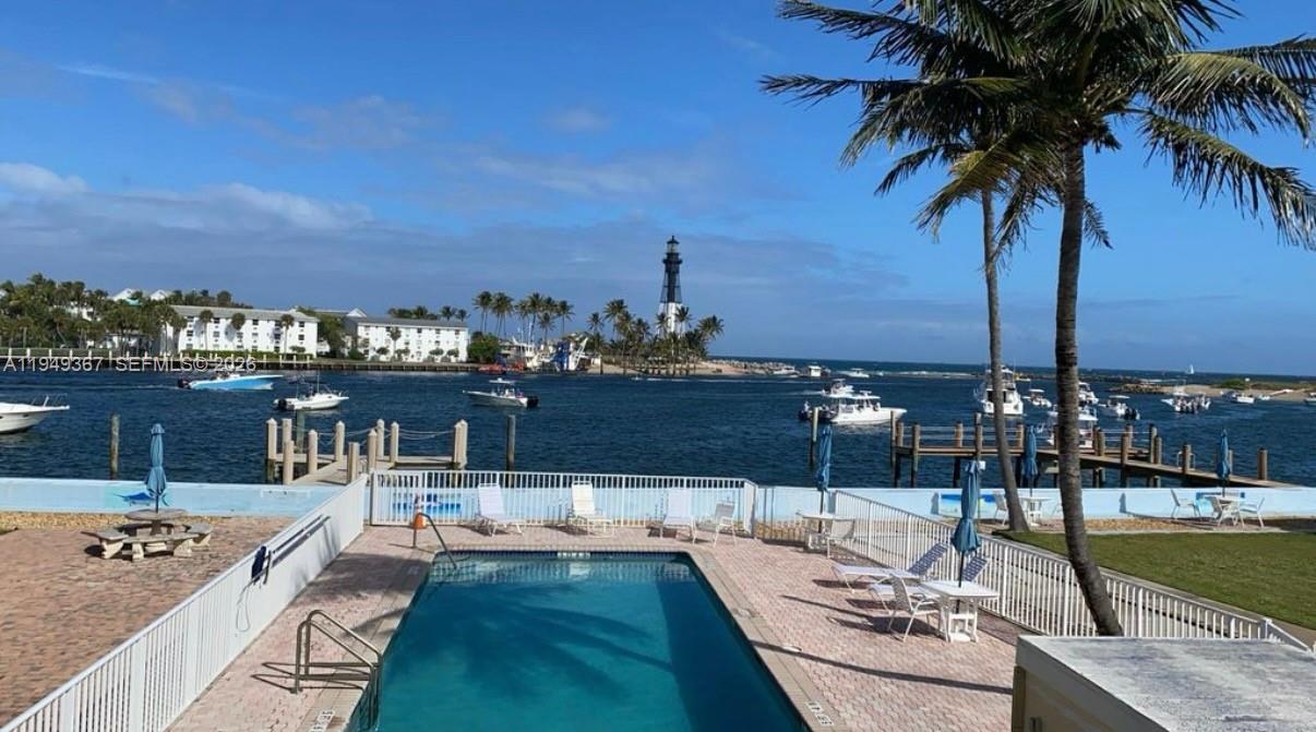 HILLSBORO SHORES EXECUTIV - Residential