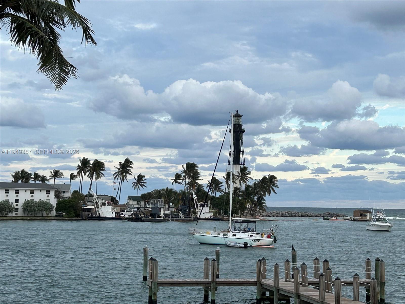 HILLSBORO SHORES EXECUTIV - Residential