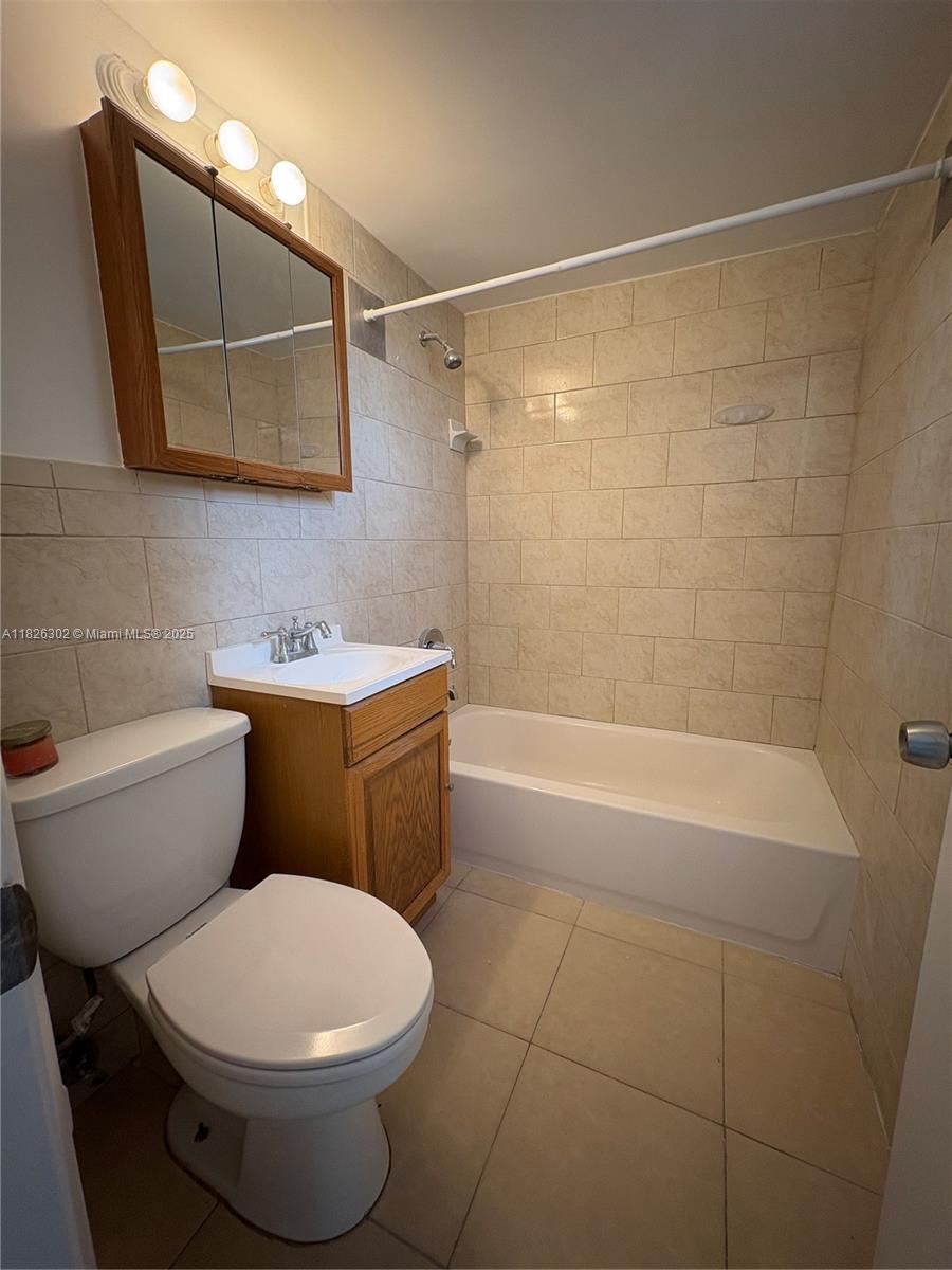 ROYAL POINCIANA CONDO - Residential Lease