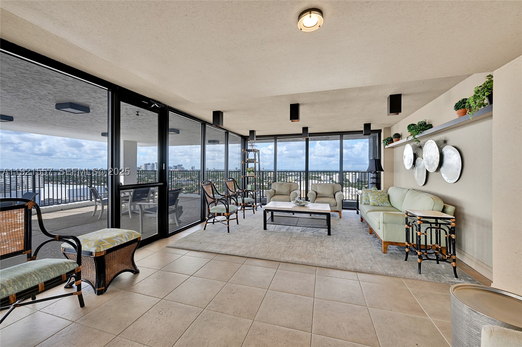 CORINTHIAN ON THE INTRACO - Residential