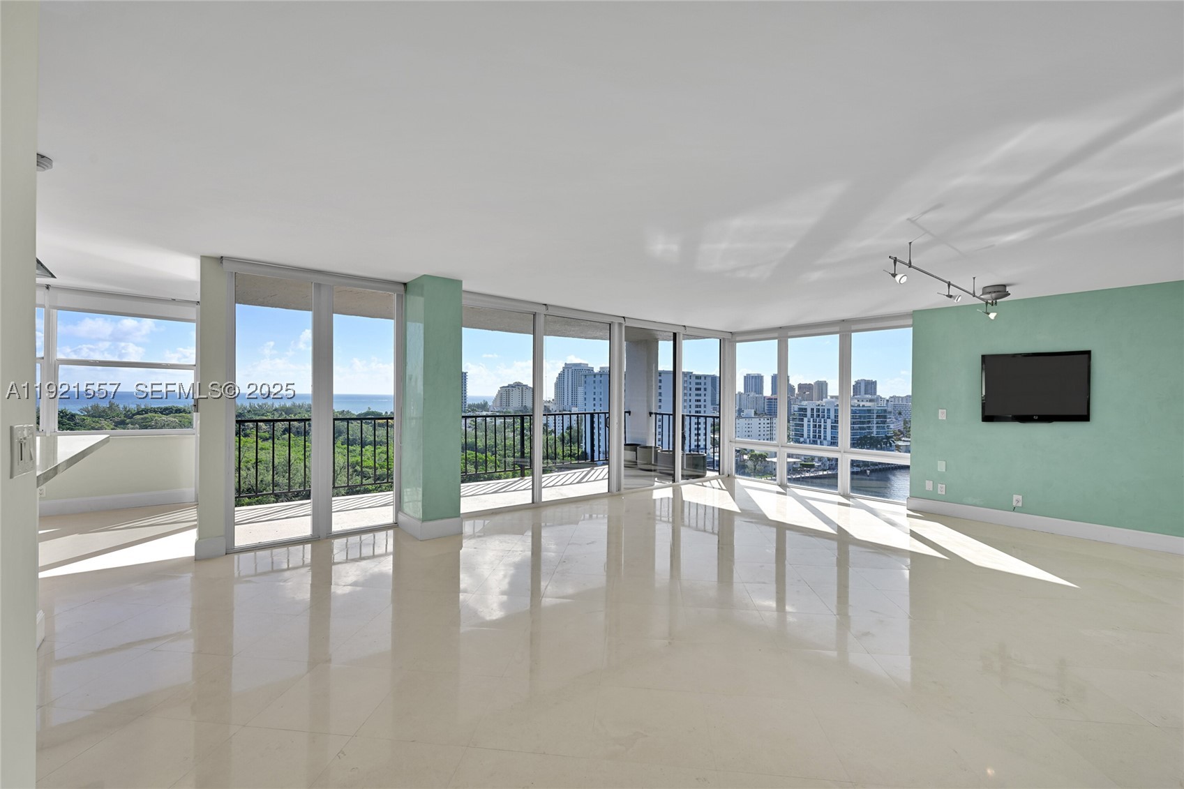 CORINTHIAN ON THE INTRACO - Residential