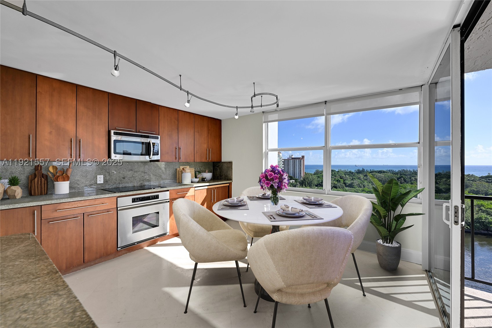 CORINTHIAN ON THE INTRACO - Residential