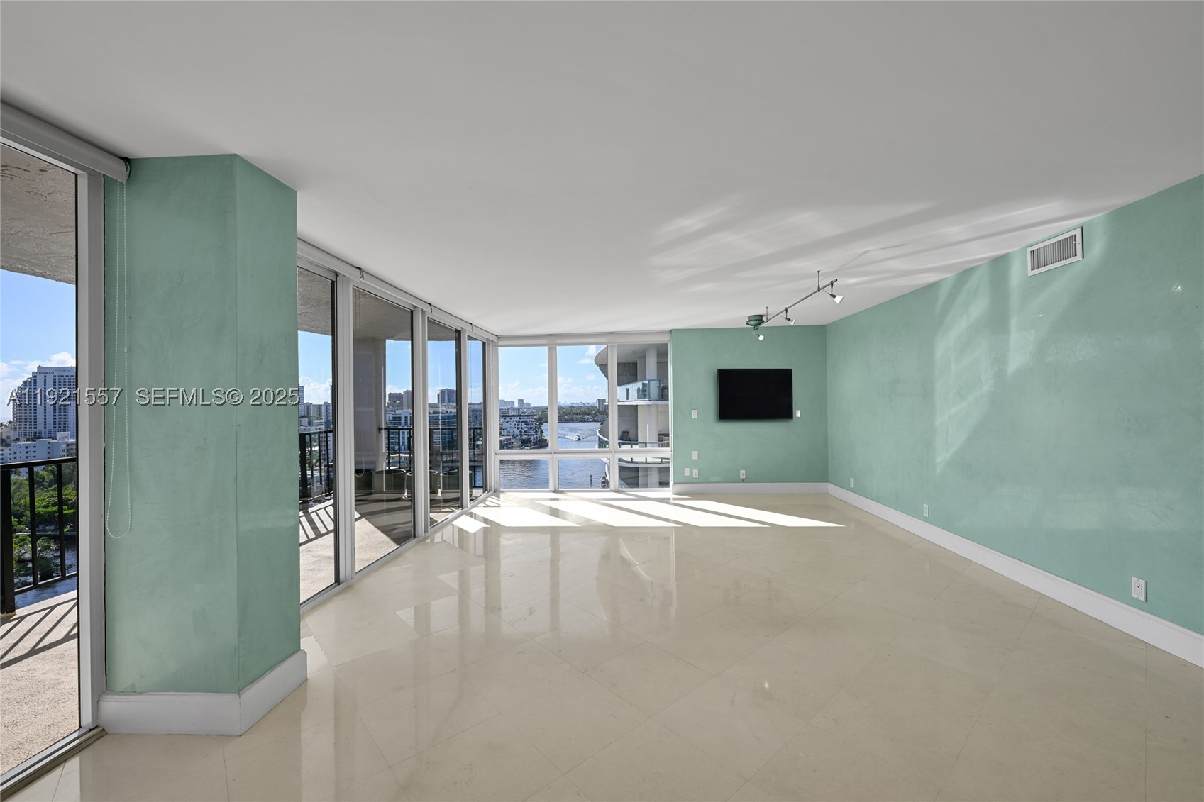 CORINTHIAN ON THE INTRACO - Residential