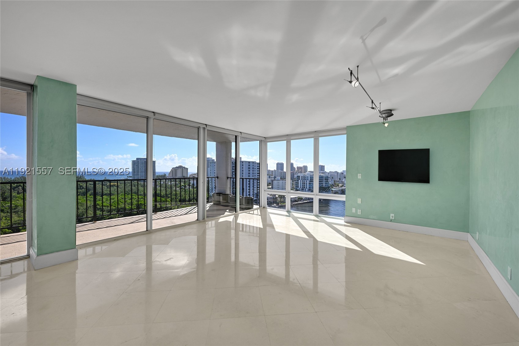 CORINTHIAN ON THE INTRACO - Residential