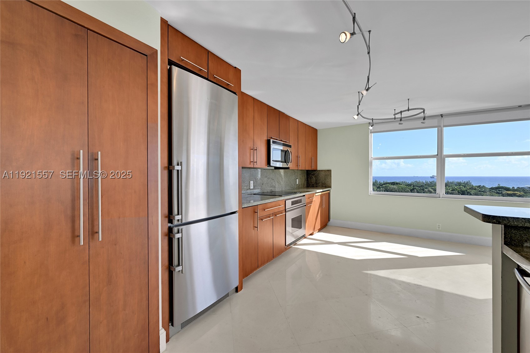 CORINTHIAN ON THE INTRACO - Residential