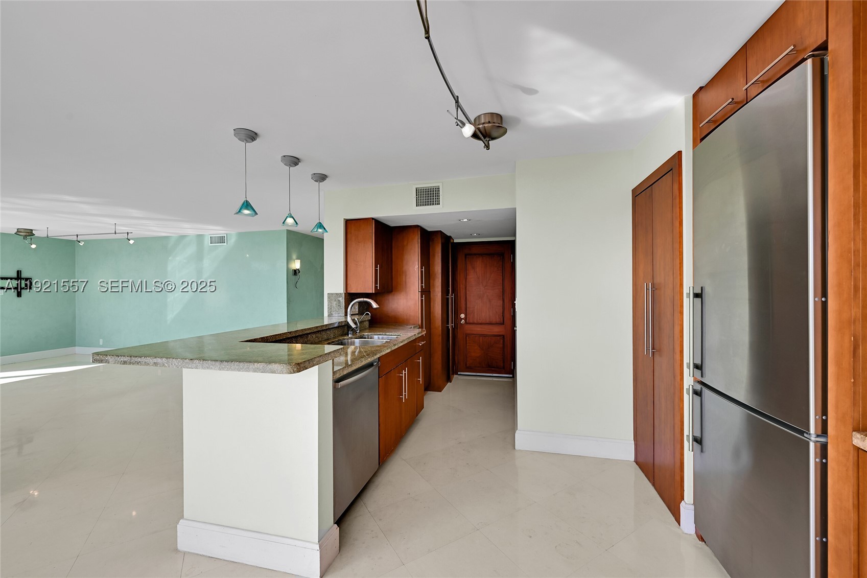 CORINTHIAN ON THE INTRACO - Residential