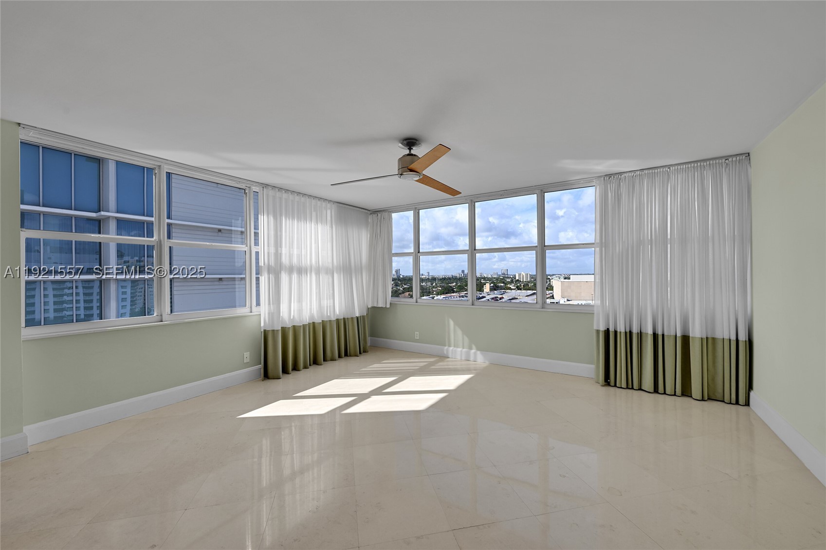 CORINTHIAN ON THE INTRACO - Residential
