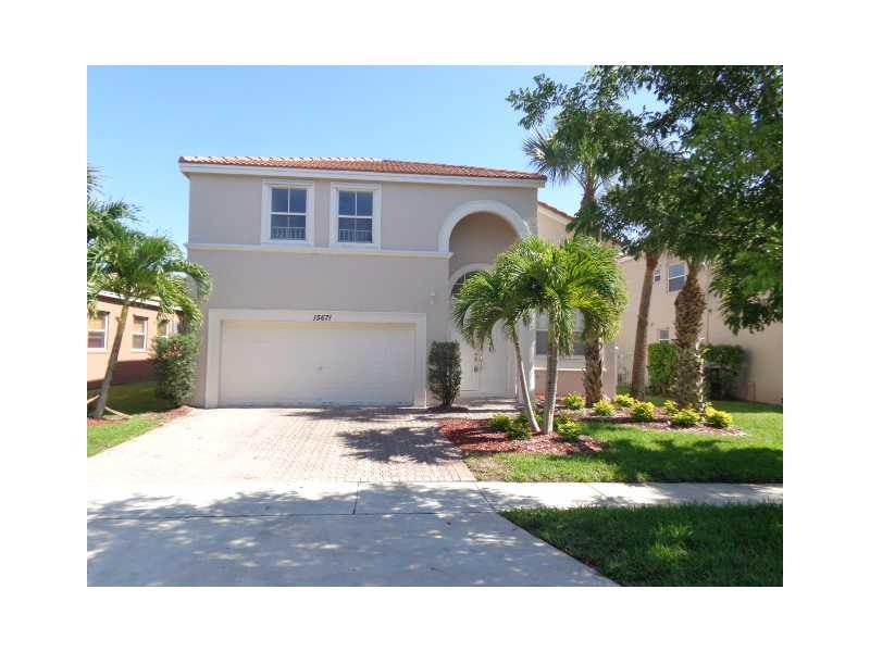 RESORT STYLE COMMUNITY! GORGEOUS 4/3 HOME IN GUARD GATED COMMUNITY, READY TO MOVE IN, ONE BEDROOM WITH FULL BATHROOM DOWN STAIRS, NEW FAMILY ROOM TILE FLOOR, NEW LAMINATE FLOOR ON ALL BEDROOMS, UPGRADED KITCHEN, FRESHLY PAINTED EXTERIOR AND INTERIOR. CLOS E TO MAJOR HIGHWAY. LAWN MAINTENANCE IS INCLUDED IN RENT PAYMENT.