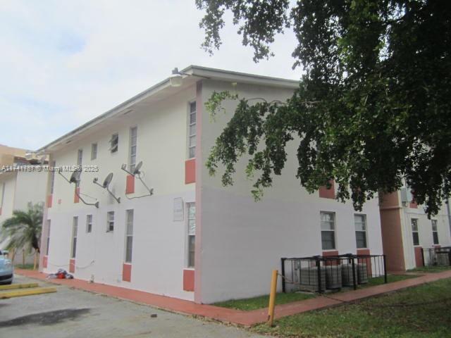 Great Location in Jackson Memorial Area. Large 1 bed 1 bath apartment, tile throughout, New Central AC Unit and water heater, one parking space assigned, laundry room. Water included, fast approval, Security Deposit, first and last month rents.
Close to I95, Bus stop, convenience stores, restaurants. Pets are welcome, $300 non-refundable pet fee.
Easy to show.