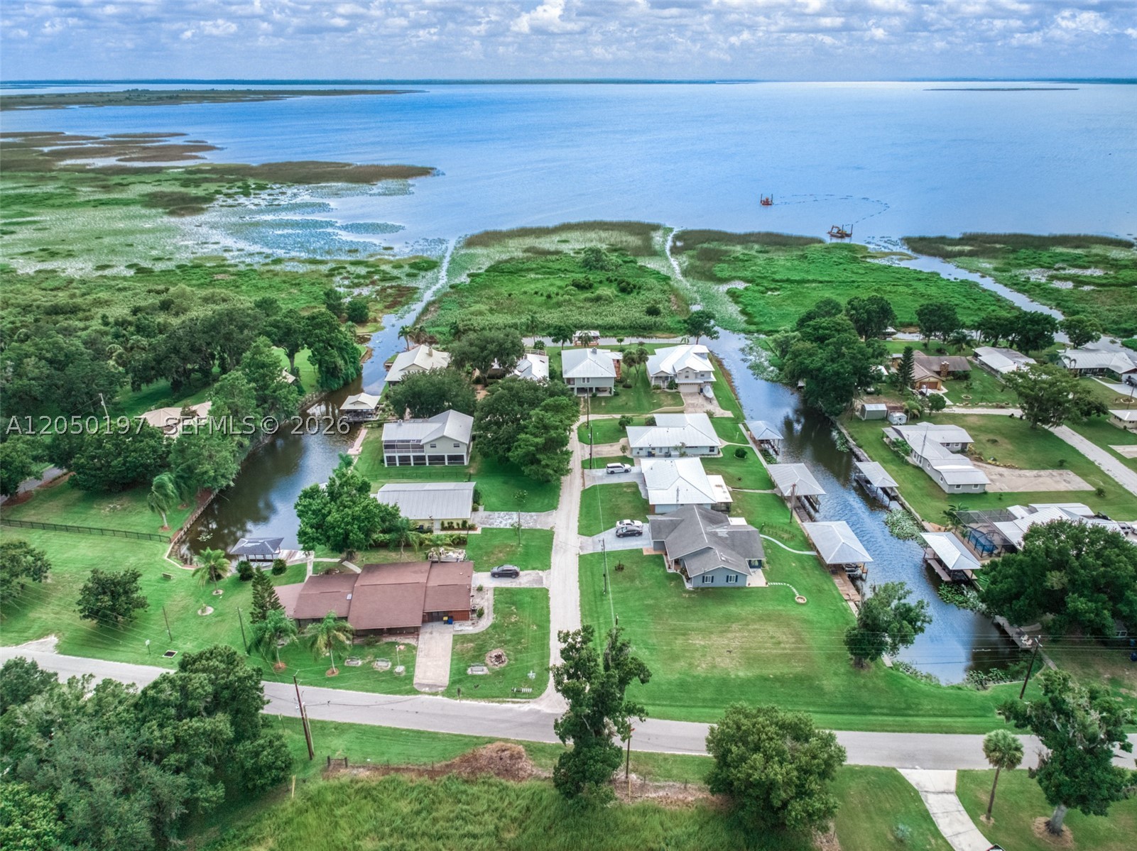 LAKE ISTOKPOGA CANALS - Residential