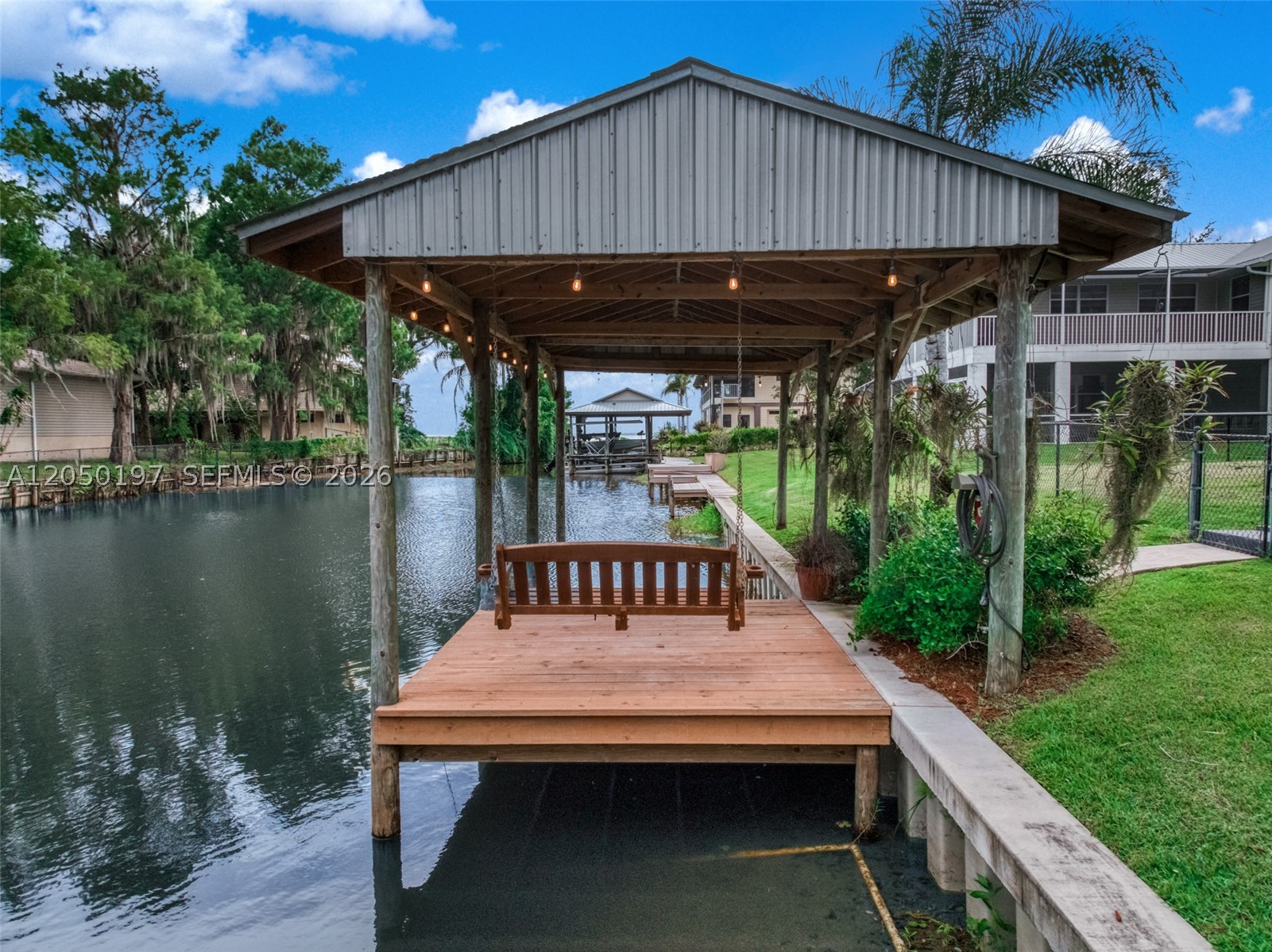 LAKE ISTOKPOGA CANALS - Residential