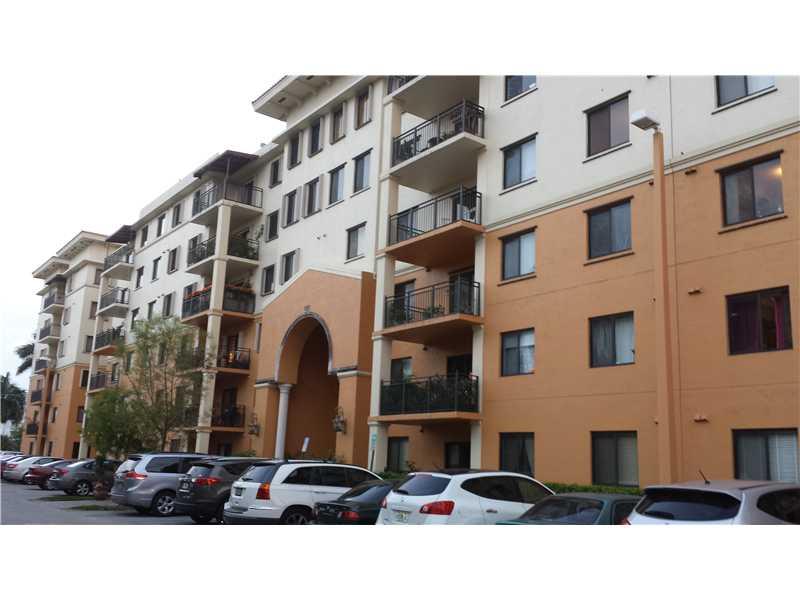Beautiful and very well maintained apartment in the area of Fontainebleau Blvd. Building 2003. Apartment 3 Bed / 2 Bath. Laminate flooring, kitchen with granite countertops. Excellent Location. Send Offer with Rental Application, copies of the IDs and pay stubs.