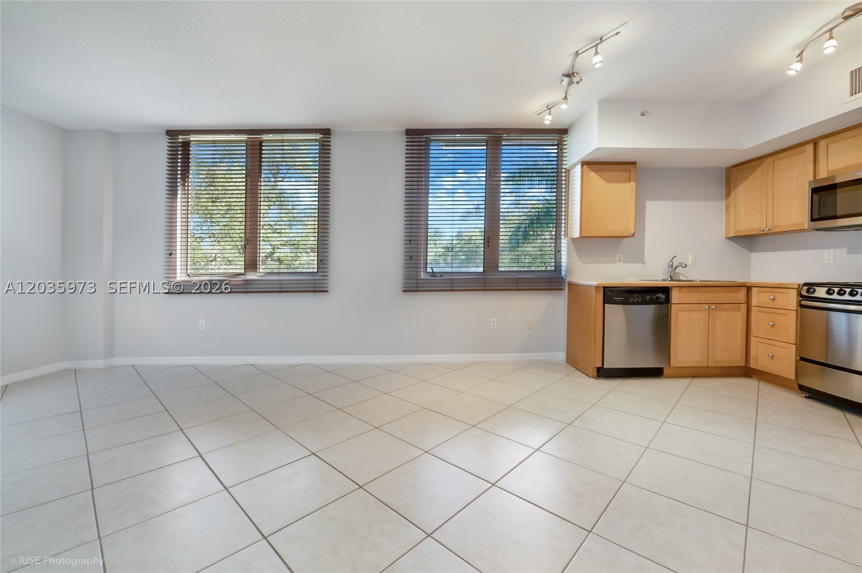 DIXIE GROVE RESIDENCES CO - Residential Lease