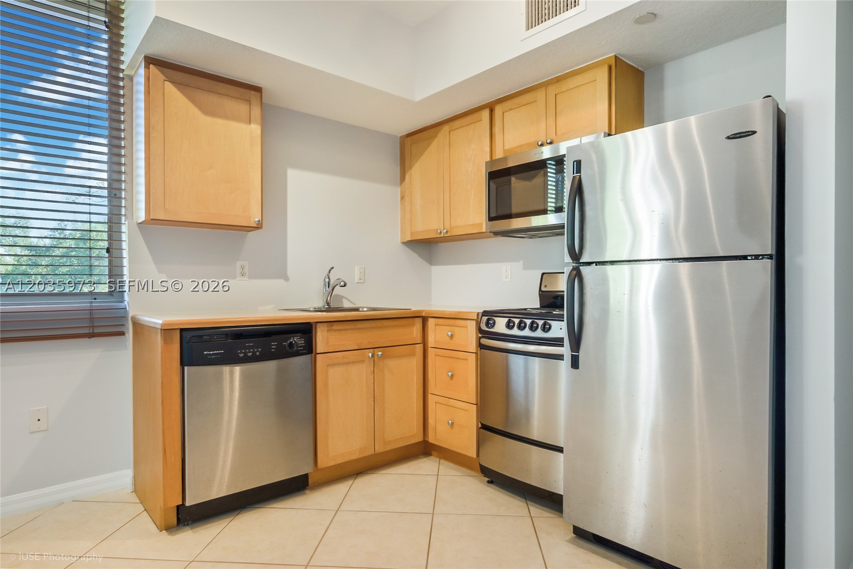 DIXIE GROVE RESIDENCES CO - Residential Lease