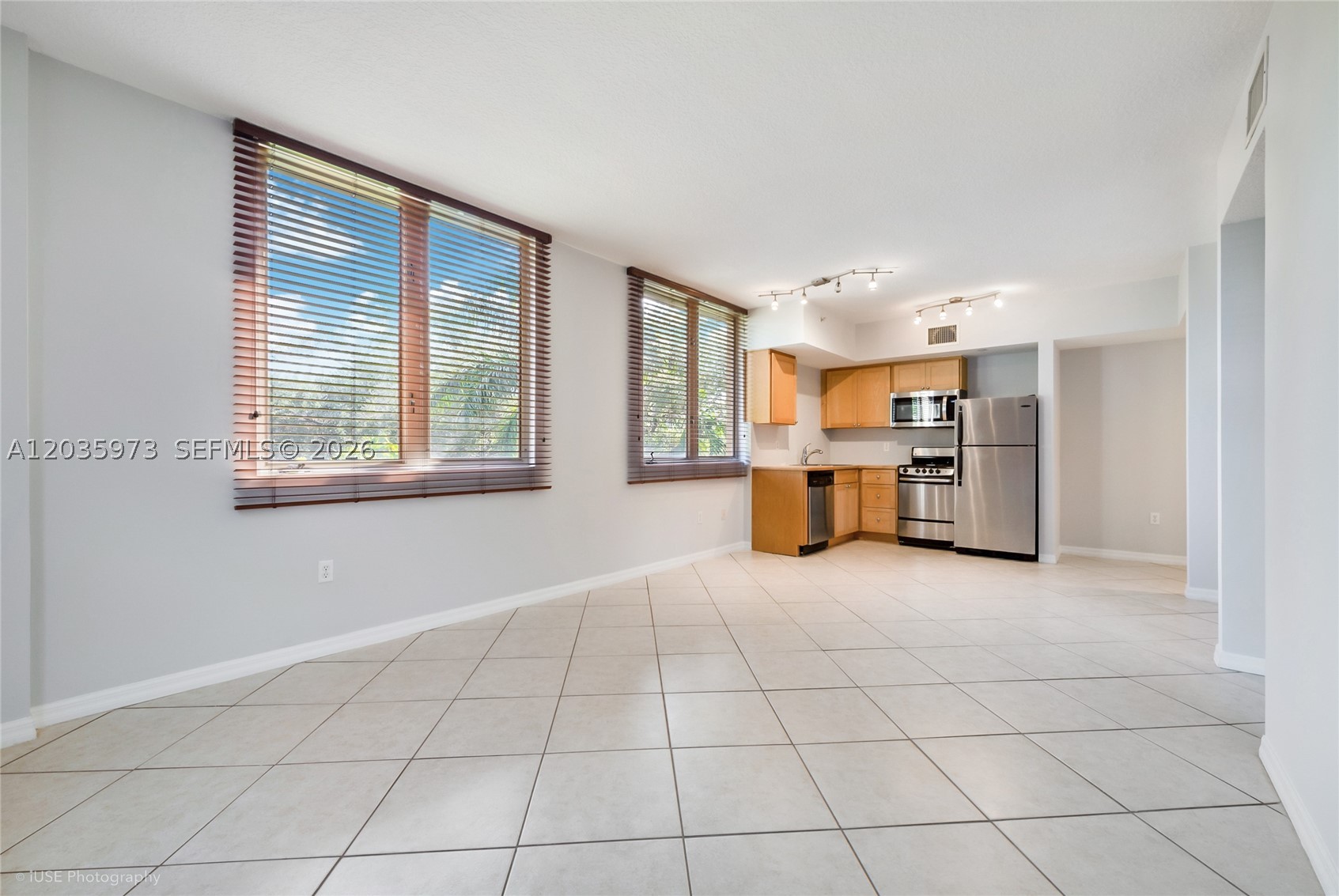 DIXIE GROVE RESIDENCES CO - Residential Lease