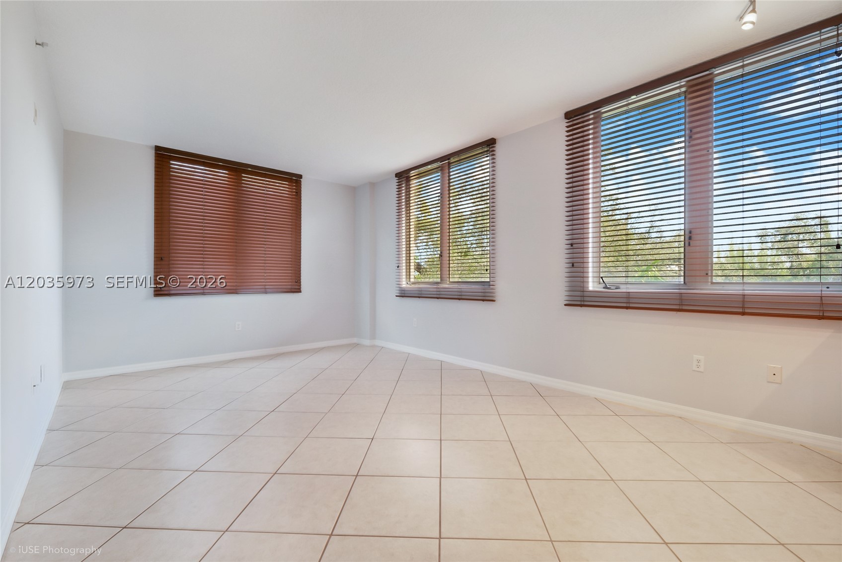 DIXIE GROVE RESIDENCES CO - Residential Lease
