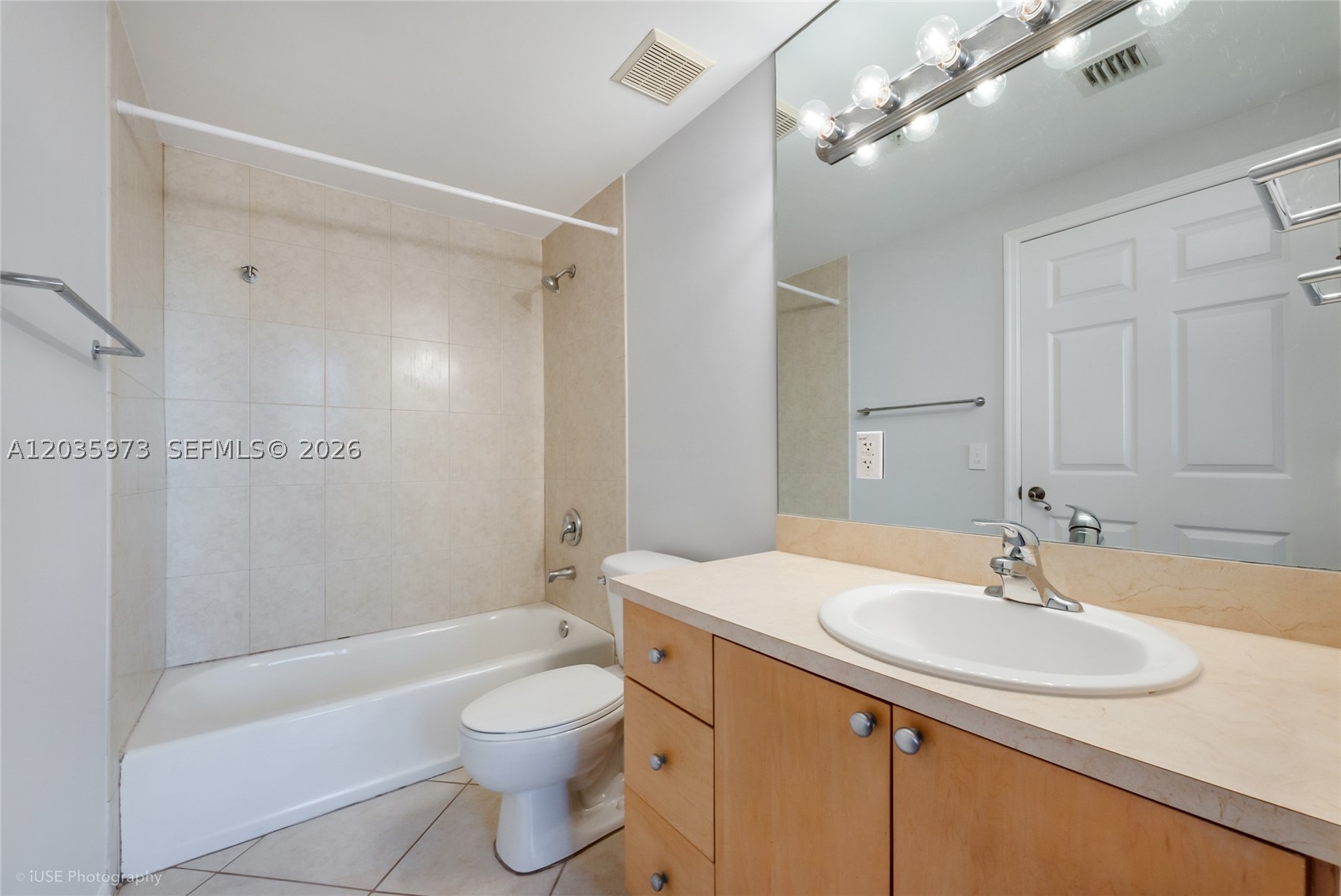 DIXIE GROVE RESIDENCES CO - Residential Lease