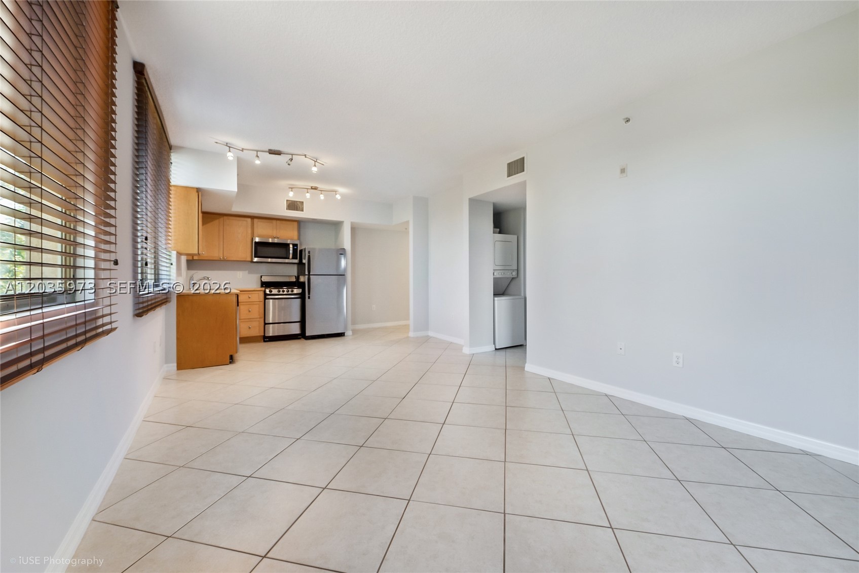 DIXIE GROVE RESIDENCES CO - Residential Lease