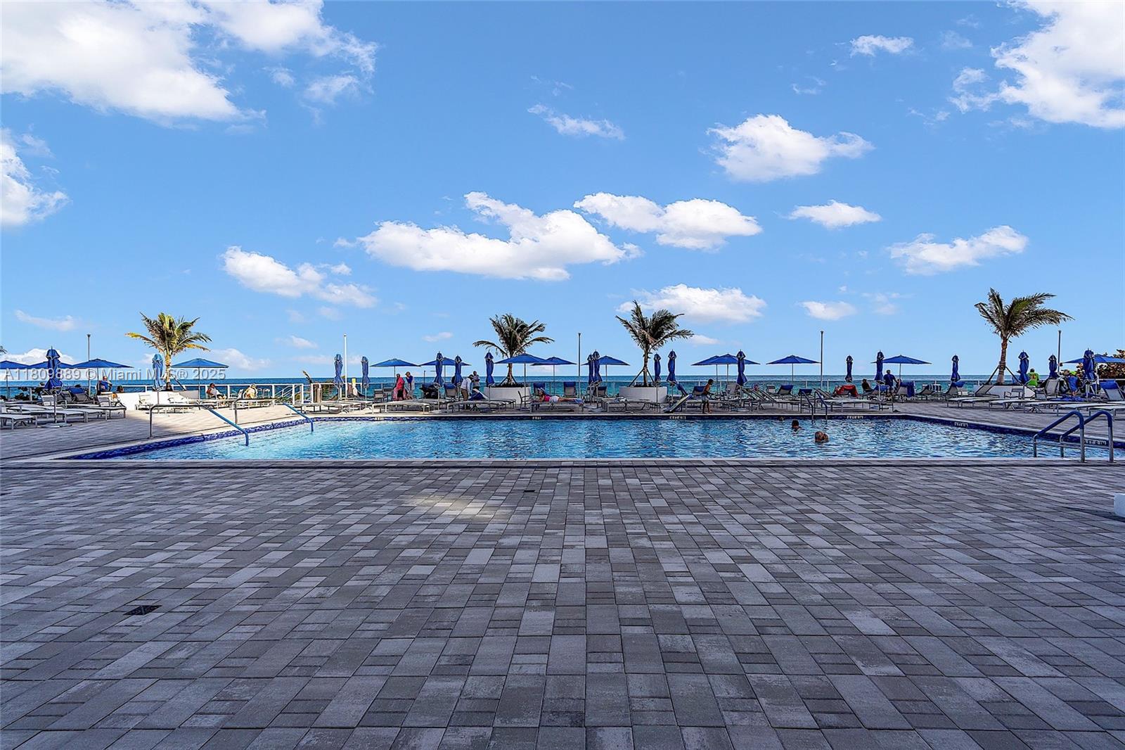 LA MER ESTATES SOUTH COND - Residential