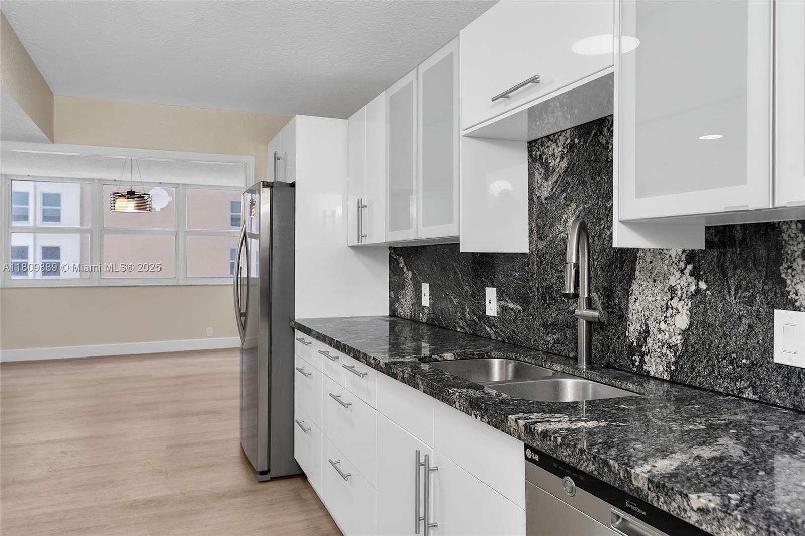 LA MER ESTATES SOUTH COND - Residential