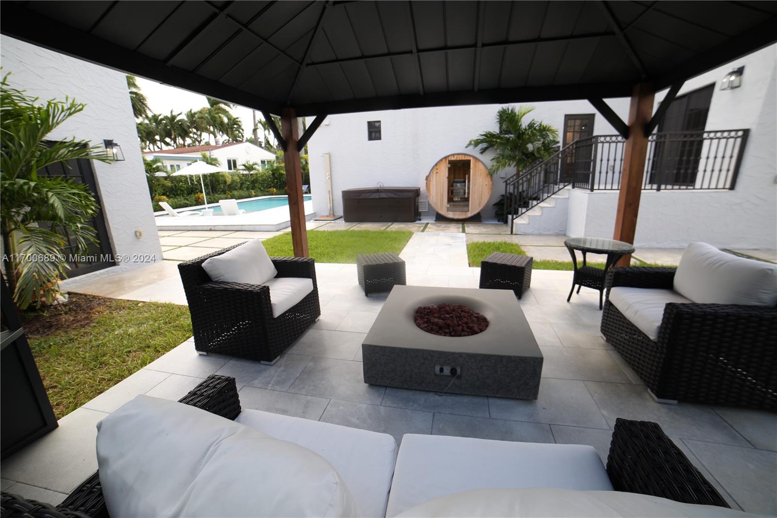 HOLLYWOOD LAKES SECTION - Residential