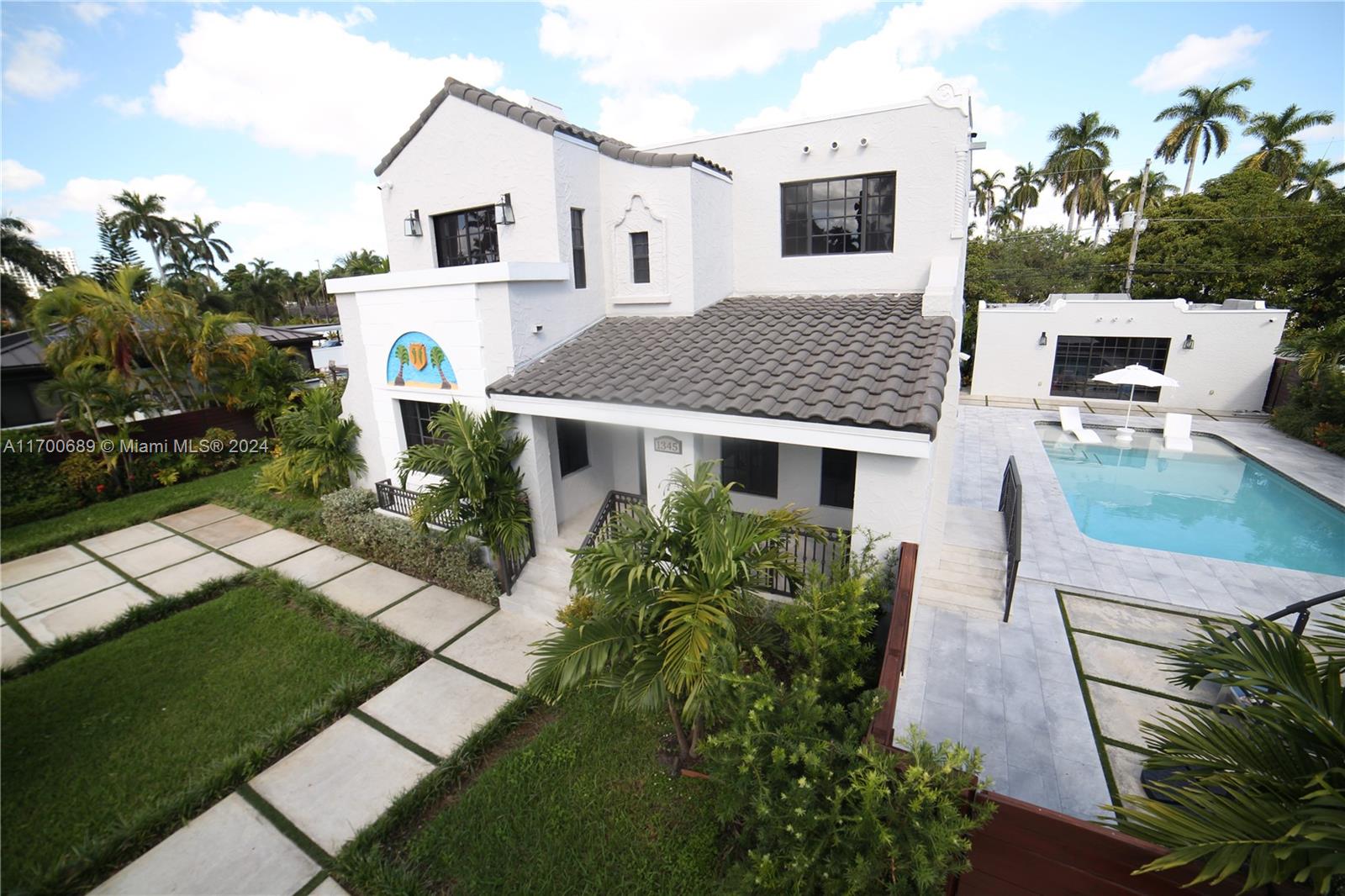 HOLLYWOOD LAKES SECTION - Residential