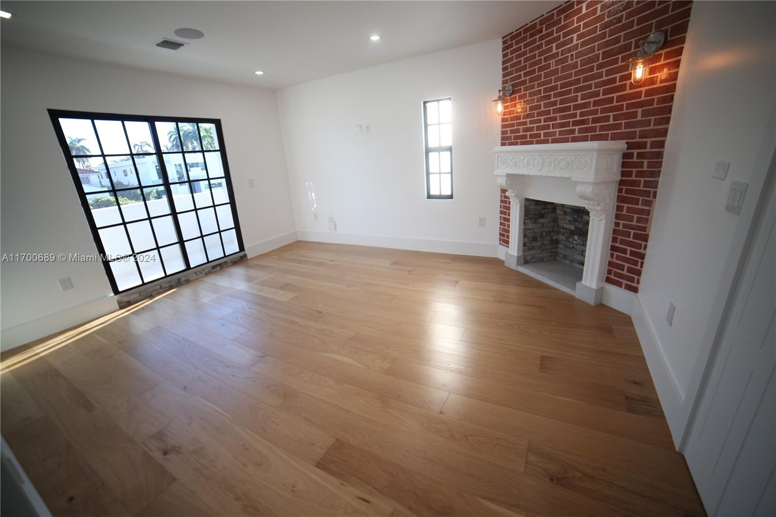 HOLLYWOOD LAKES SECTION - Residential