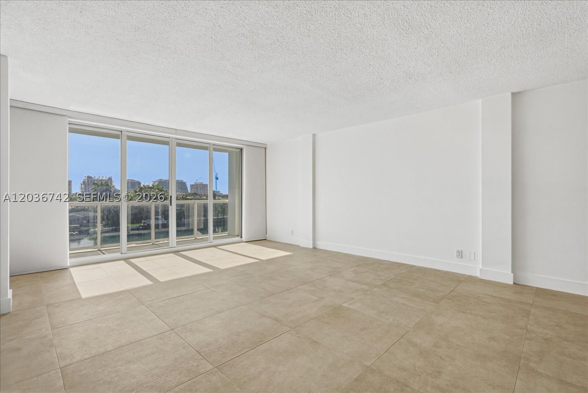 LONDON TOWERS CONDO - Residential