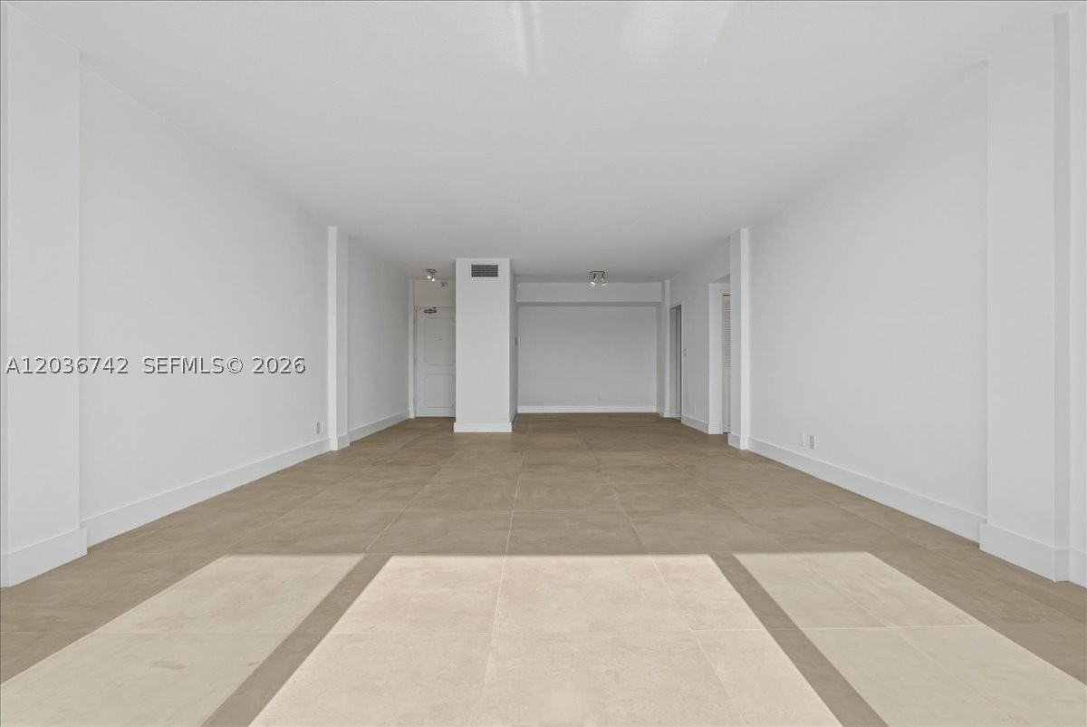 LONDON TOWERS CONDO - Residential
