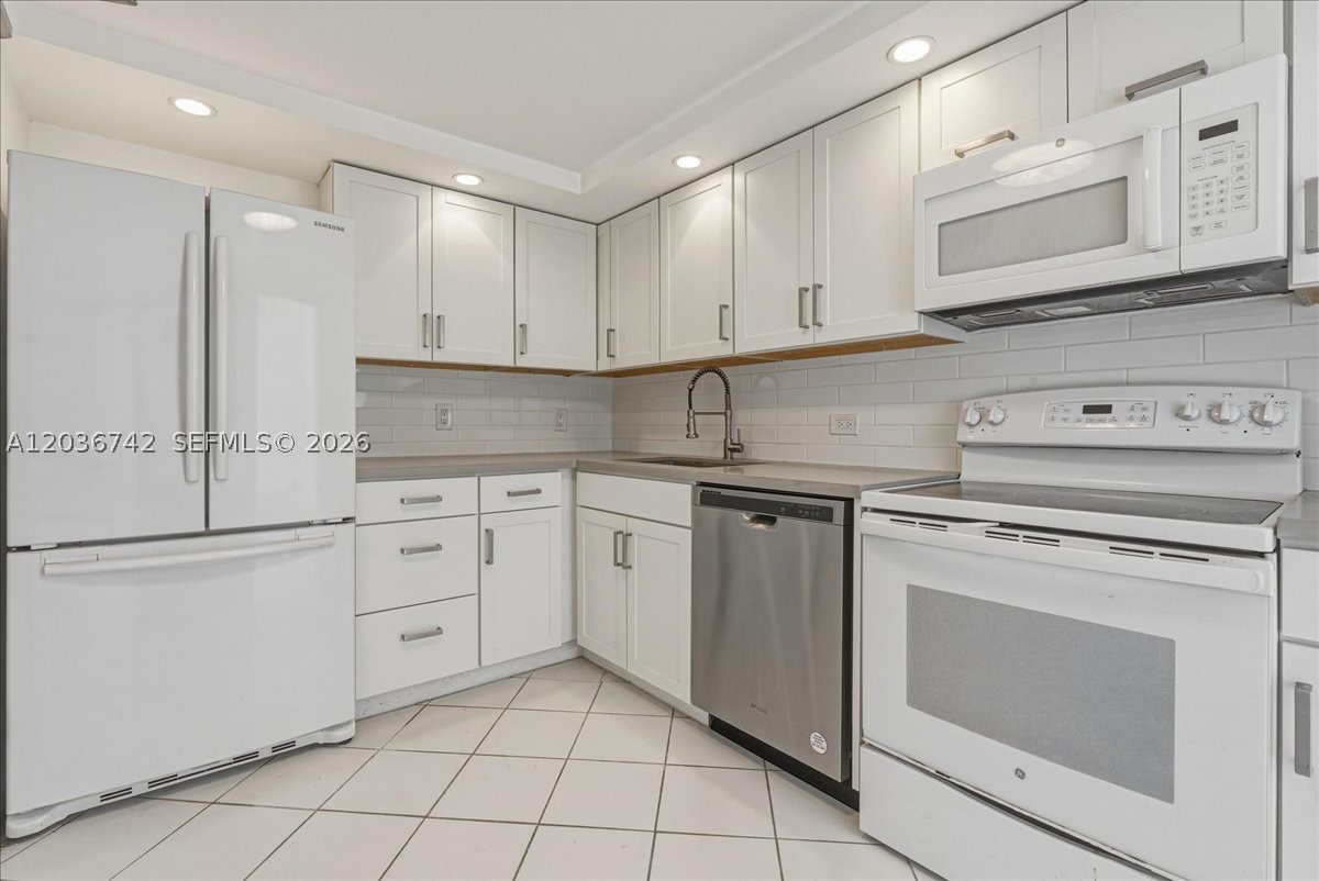 LONDON TOWERS CONDO - Residential