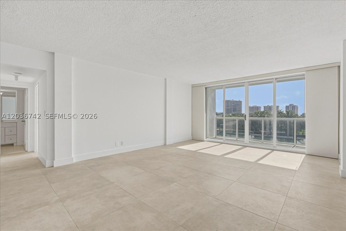 LONDON TOWERS CONDO - Residential