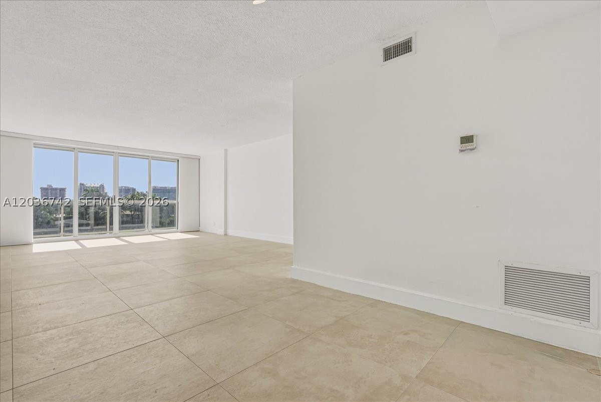 LONDON TOWERS CONDO - Residential