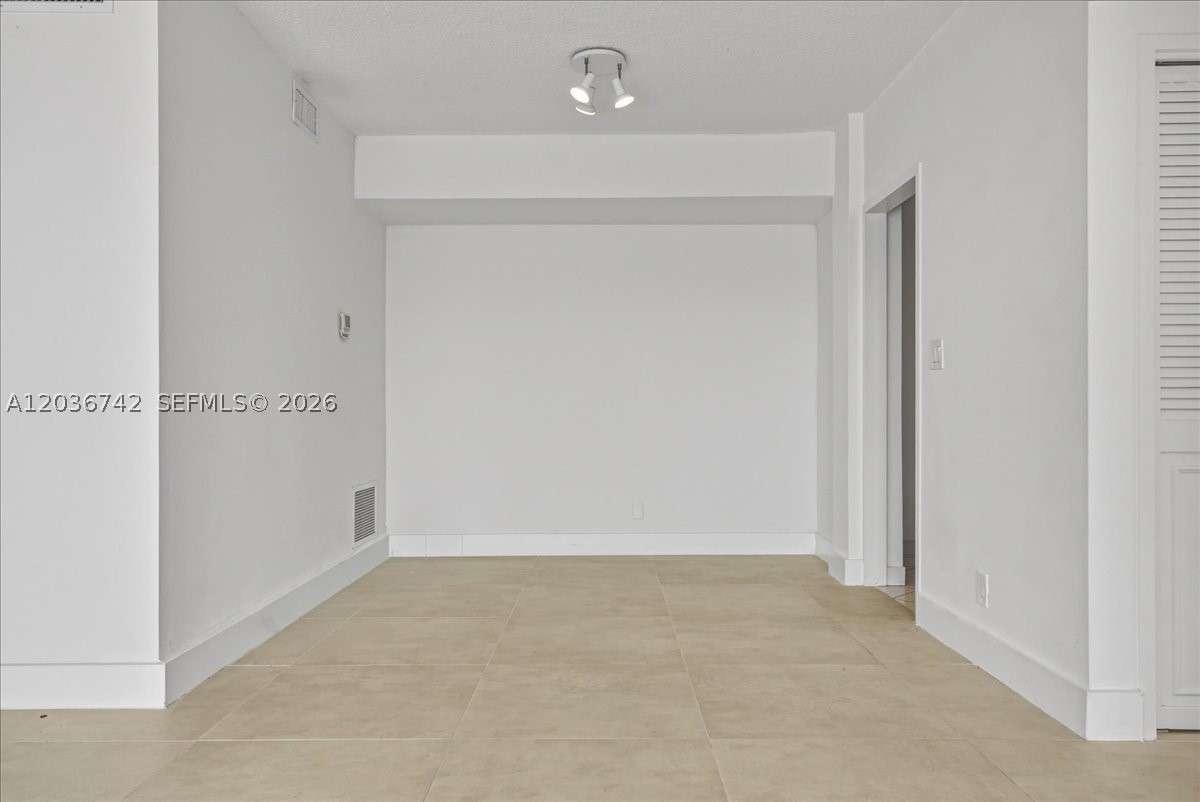 LONDON TOWERS CONDO - Residential