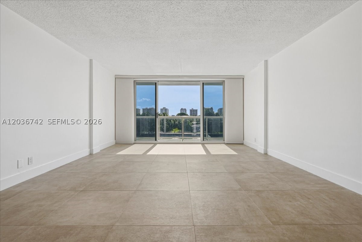 LONDON TOWERS CONDO - Residential