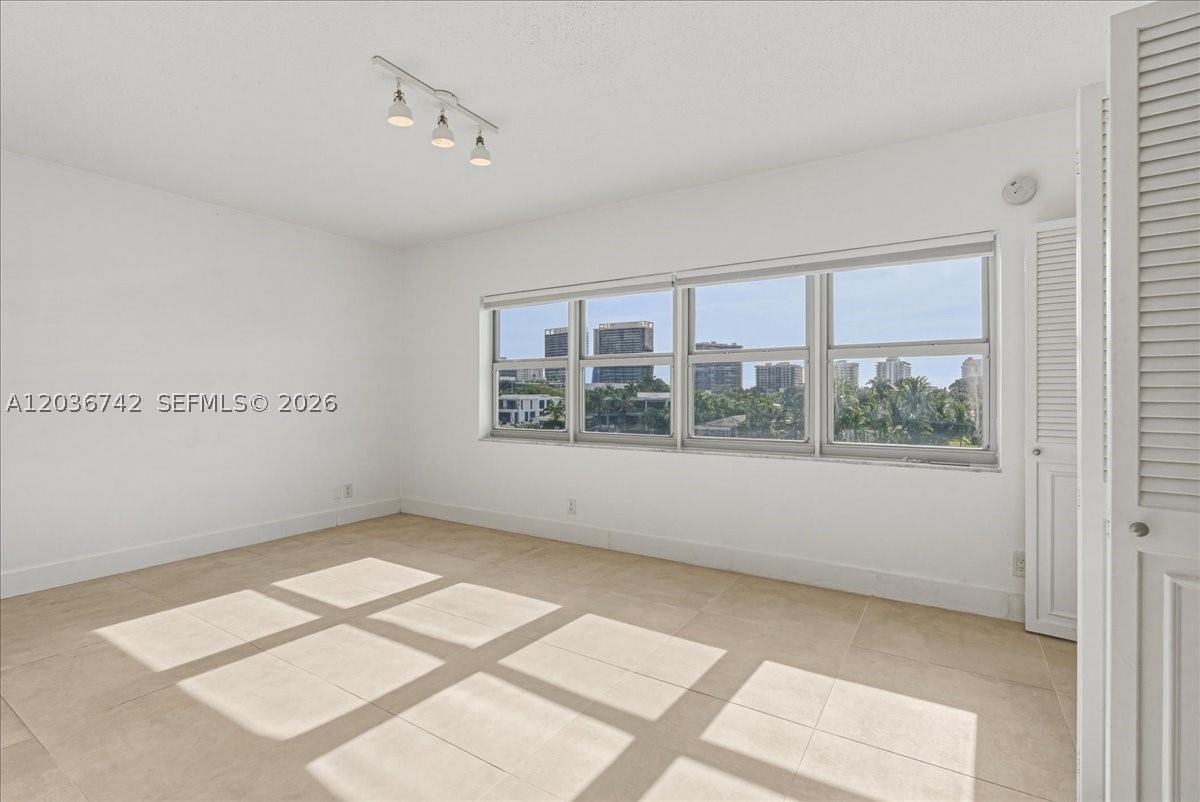 LONDON TOWERS CONDO - Residential