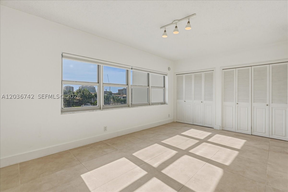 LONDON TOWERS CONDO - Residential