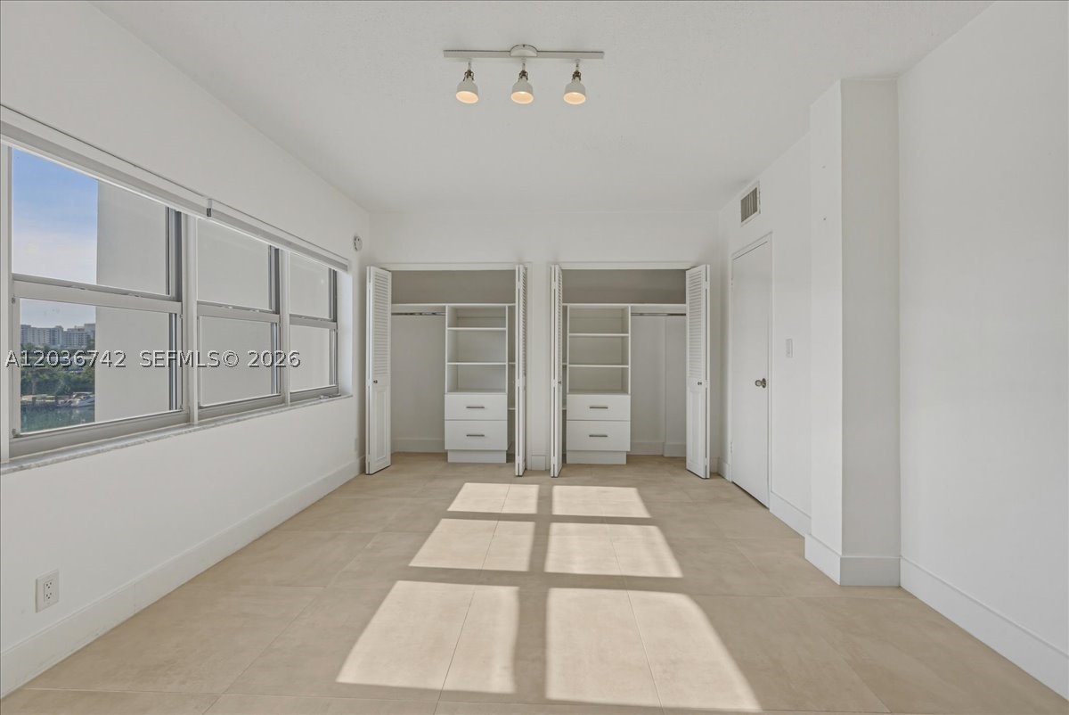 LONDON TOWERS CONDO - Residential