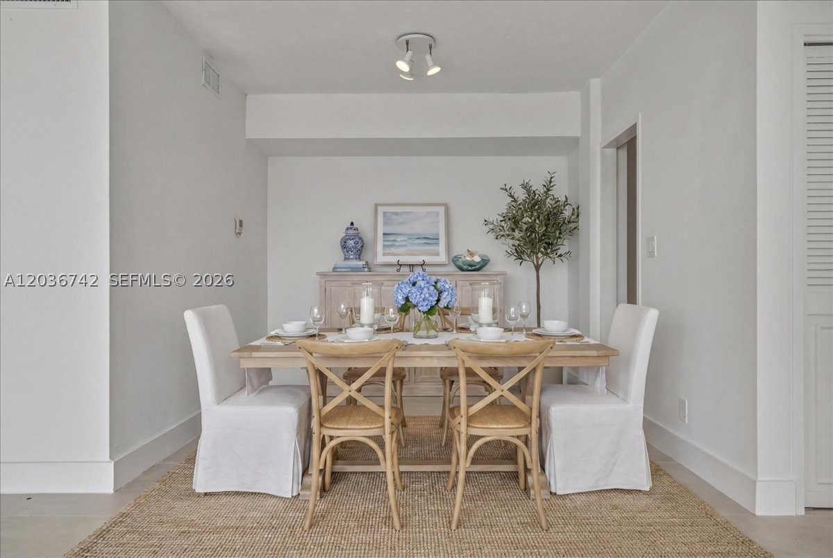 LONDON TOWERS CONDO - Residential