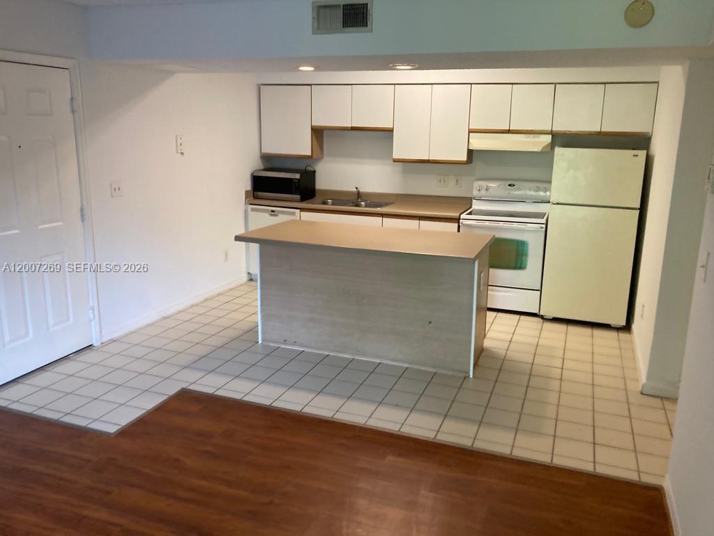 WINDWARD LAKES CONDO - Residential