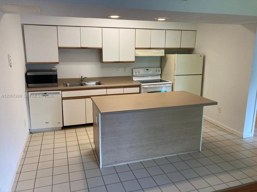 WINDWARD LAKES CONDO - Residential